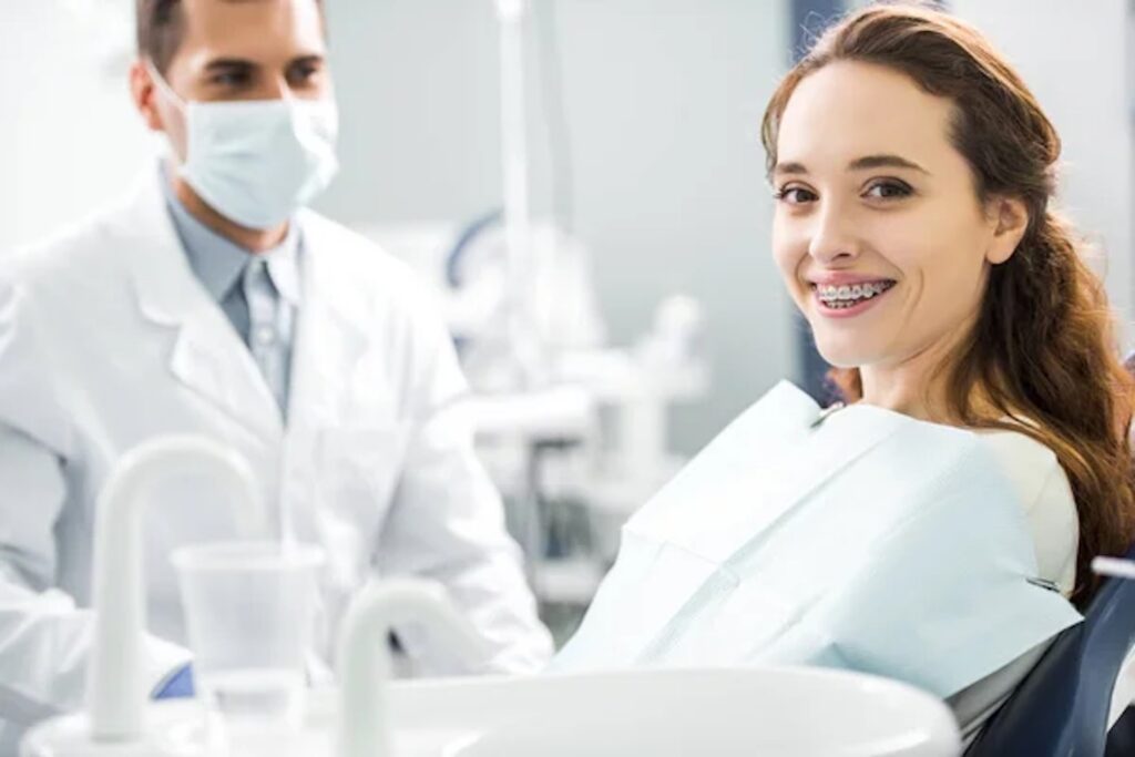 Femme portant un appareil dentaire chez l'orthodontiste